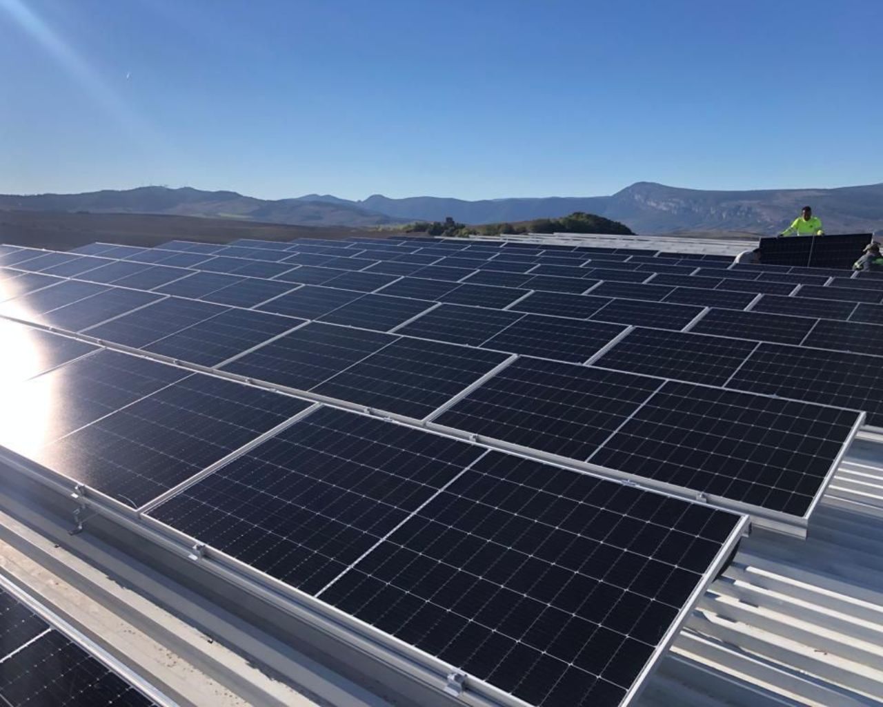 Techo con paneles solares instalados por Enereast